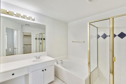 950 Grn Pond Dr, Garland TX 75040-1075 exterior