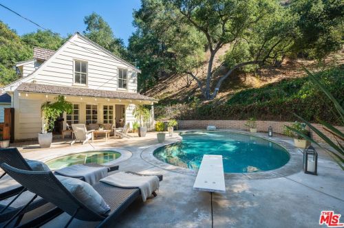 2660 Glenoaks Blvd, Glendale CA  91206-3107 exterior