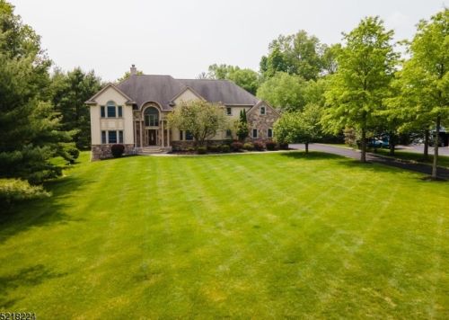 2 Stonehedge Ct, Warren, NJ 07059-6939