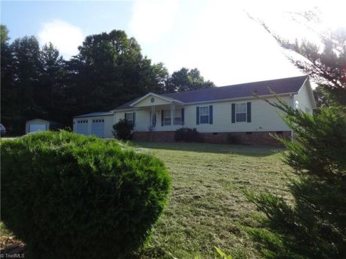 1137 Pond Rd, Ararat, VA 24053-3018