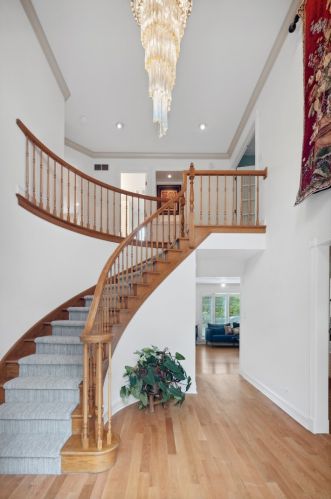 8951 Royal Dr, Willowbrook IL  60527-8332 exterior