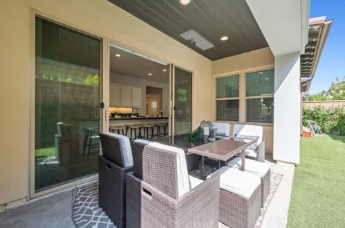 60 Gainsboro, Irvine CA  92620-2187 exterior
