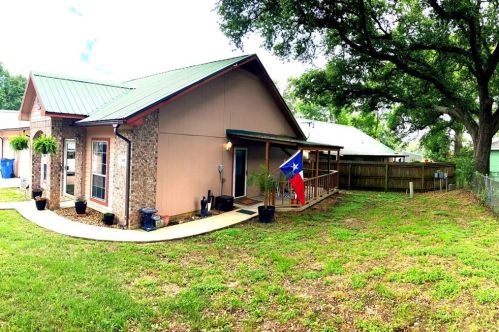 815 Tangle Oaks Dr, Bellvue TX  77418-2861 exterior