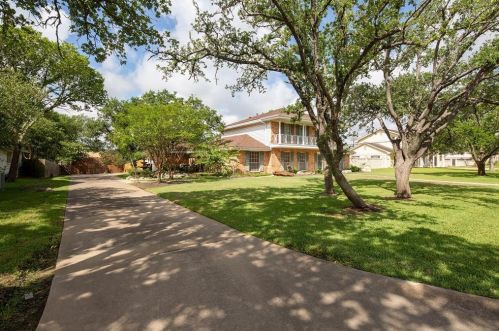 2204 Briar Oaks Dr, Bryan, TX 77802-4409