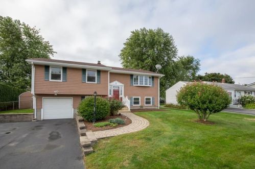40 Squantum Dr, Middletown, RI 02842-4562