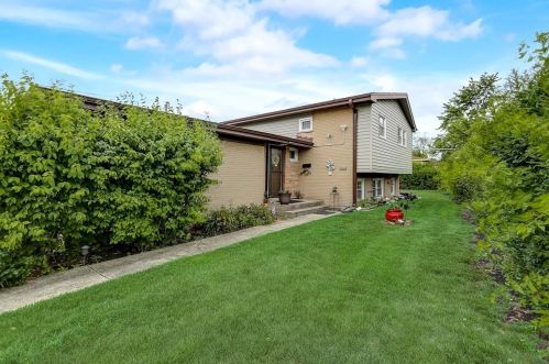 9328 Overhill Ave, Morton Grove, IL 60053-1014