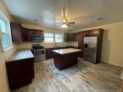 18 John St, Torrington, CT 06790-5307