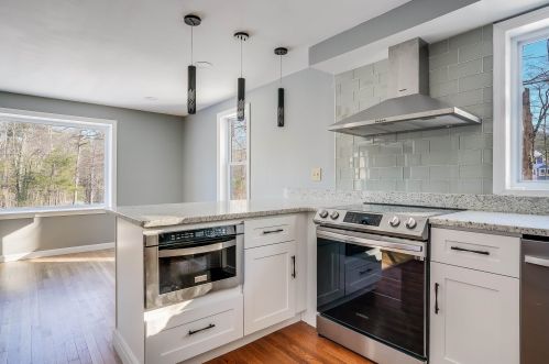 1 Cherokee Ct, Londonderry NH  03053-2635 exterior