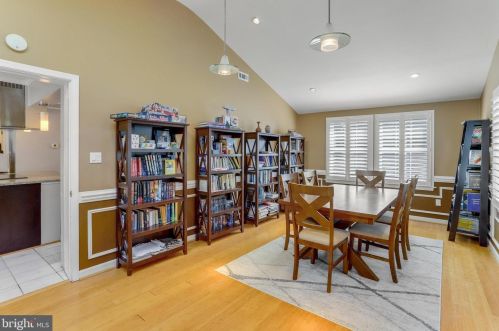 6808 Houndmaster Rd, Springfield VA  22152-2715 exterior