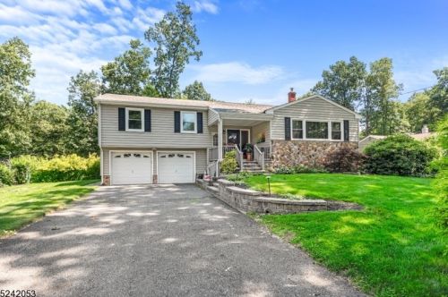 8 Evergreen Ln, Dover, NJ 07869-4755
