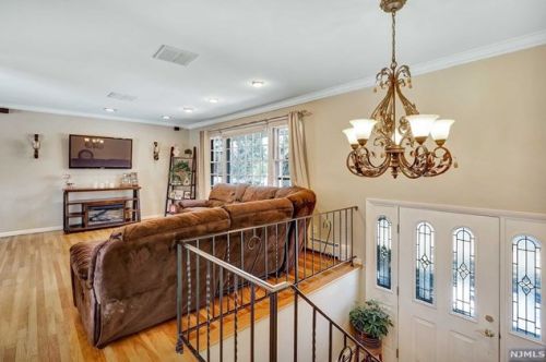 25 Montrose Ter, Allendale, NJ 07401-1014
