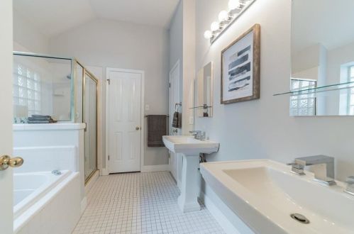 6868 Auckland Dr, Austin TX  78749-4139 exterior