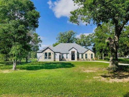 21611 Chenango Lake Dr, Angleton TX 77515-6664 exterior