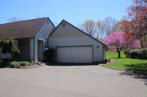 26 L Hermitage Dr, Huntington, CT 06484-3864