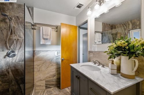 1381 Marybelle Ave, San Leandro CA 94577-2319 exterior