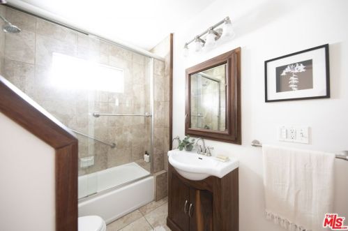 2832 Mayfield Ave, Glendale CA 91214-3816 exterior