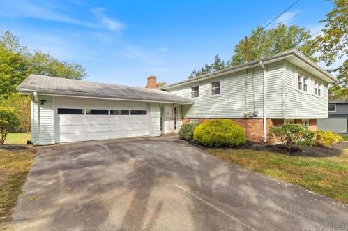 30 Meadow Dr, Gales Ferry, CT 06335-1814