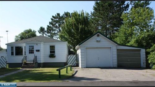 418 33rd St, Hibbing, MN 55746-2639