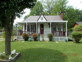312 Valley View Dr, Pulaski, TN 38478-2213