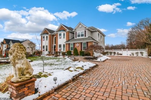 16 Saunders Ln, Hackettstown, NJ 07840-5526