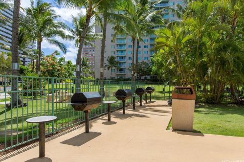 3009 Ala Makahala Pl, Honolulu HI  96818-1698 exterior