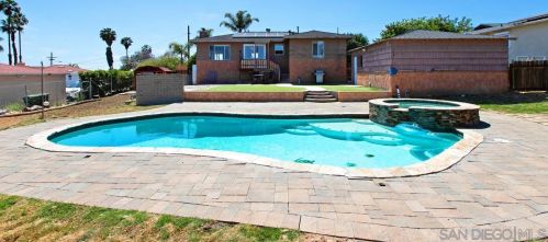 1357 Bakersfield St, Lemon Grove, CA 91945-4007