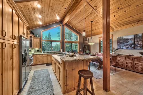 10511 Jeffrey Way, Truckee CA  96161-2518 exterior