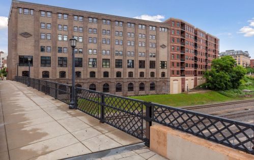 404 Washington Ave, Minneapolis MN  55401-1132 exterior