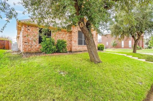 1945 Reddenson Ct, Carrollton TX  75010-3203 exterior