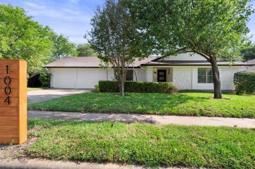 1004 Cripple Creek Dr, Austin TX  78758-5112 exterior