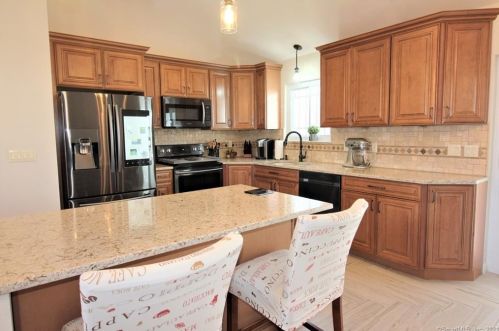 91 Kalin Ct, Waterbury, CT 06704-6105