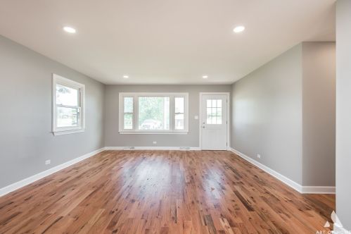 5801 Holmes Ave, Willowbrook IL  60514-1723 exterior