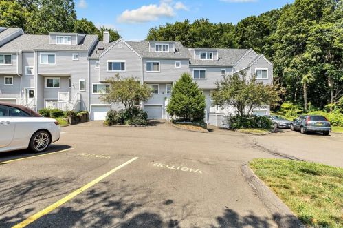 45 Country Pl, Huntington, CT 06484-3862
