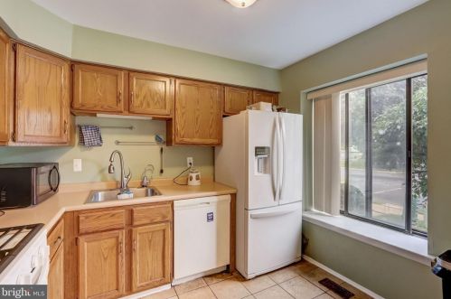 4 Crawford Ct, Trenton NJ  08690-3618 exterior