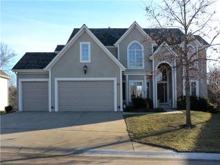 8008 Parkview Dr, Kansas City, MO 64152-3108