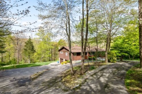 13 White Oak Dr, Califon, NJ 07830-3411