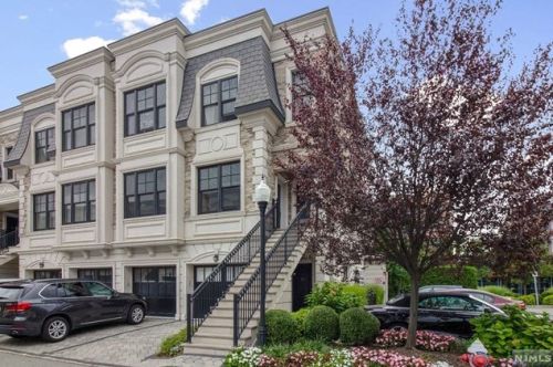 23 Marquis Ct, Edgewater NJ  07020-2900 exterior