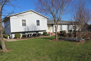 6705 White Oaks Rd, Alden, IL 60033-8304