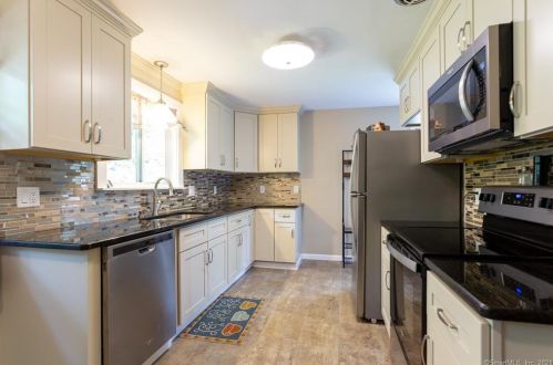 14 Sheraton Dr, Waterbury, CT 06716-2325