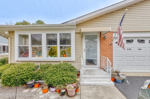 20 Franklin Ln, Lakehurst, NJ 08759-6341