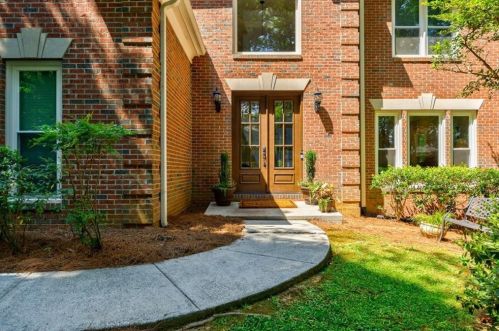 4743 Dunwoody Club Dr, Atlanta GA  30350-5305 exterior