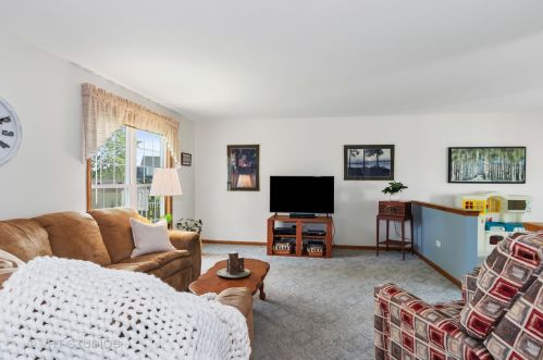 1193 Cactus Trl, Carol Stream IL  60188-3329 exterior