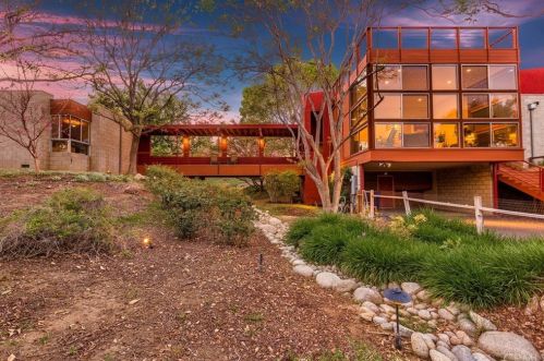 2025 Mt Vernon Ave, Riverside CA  92507-2528 exterior