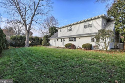 208 Garland Dr, Carlisle PA  17013-4271 exterior