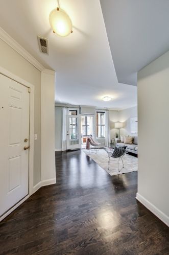 747 Cornelia Ave, Chicago, IL 60657-2418