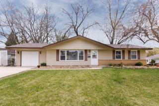 1911 Weston Ln, Schaumburg, IL 60193-1148