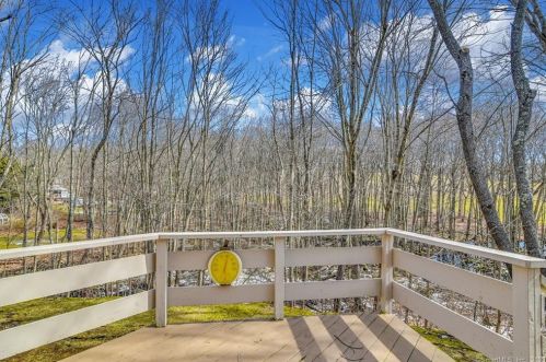 9 Meeting House Ln, Huntington CT  06484-2868 exterior