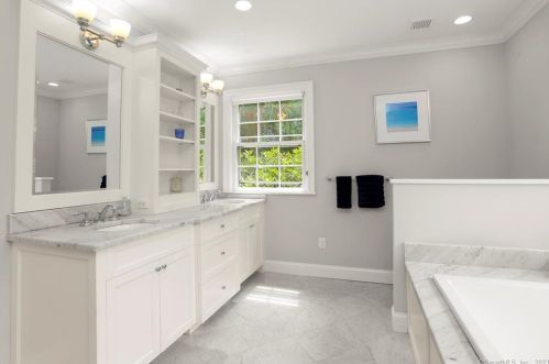 24 Martin Dl, Greenwich CT  06830-4742 exterior