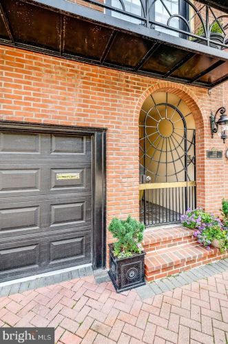 122 Bainbridge St, Philadelphia, PA 19147-2402