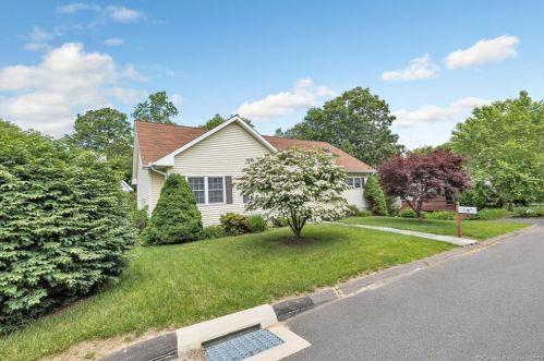 1 Basking Ridge Rd, Huntington, CT 06484-3899